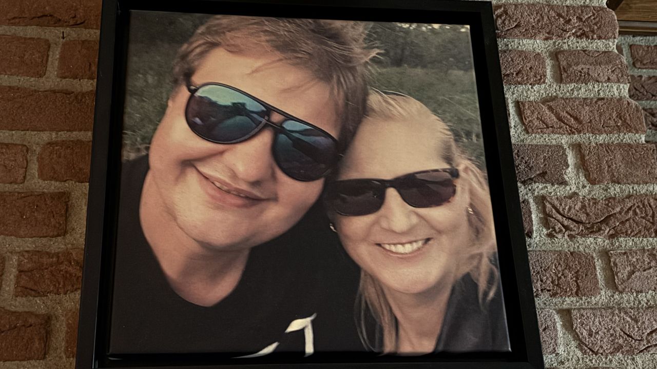 Een foto van het stel hangt prominent aan de muur (foto: Agnes van der Straaten).