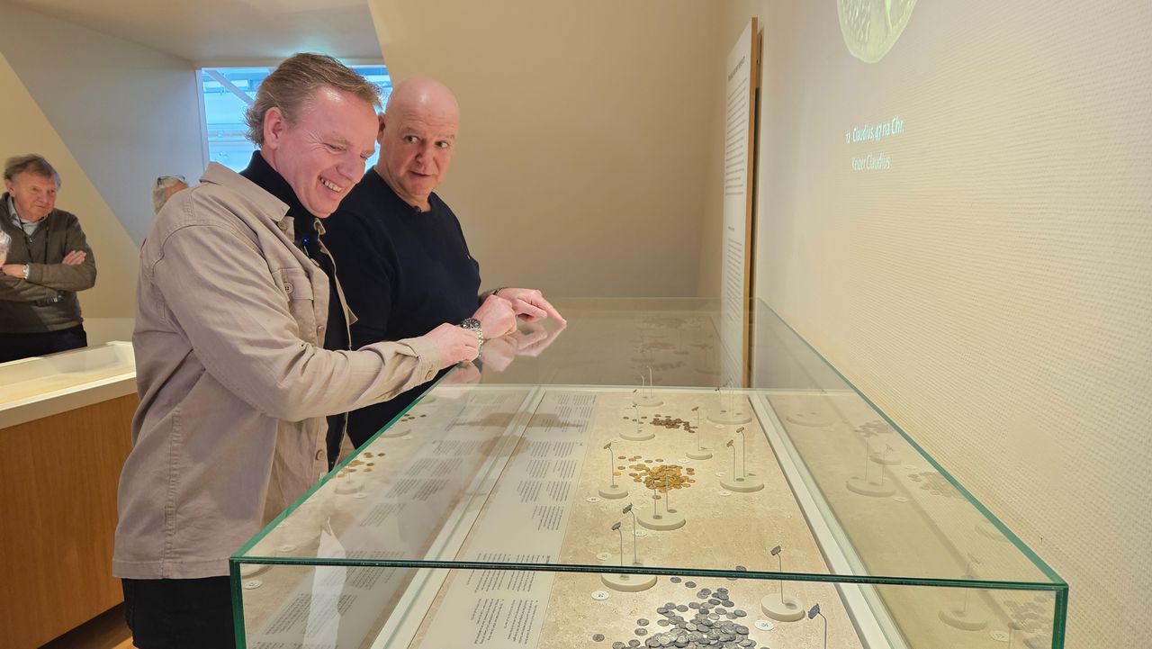 Reinier en Gert-Jan bewonderen hun schat in het museum (Foto: Bas Teunissen)