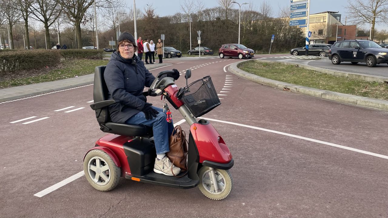 Anneke met haar scootmobiel. (Foto Omroep Brabant.)