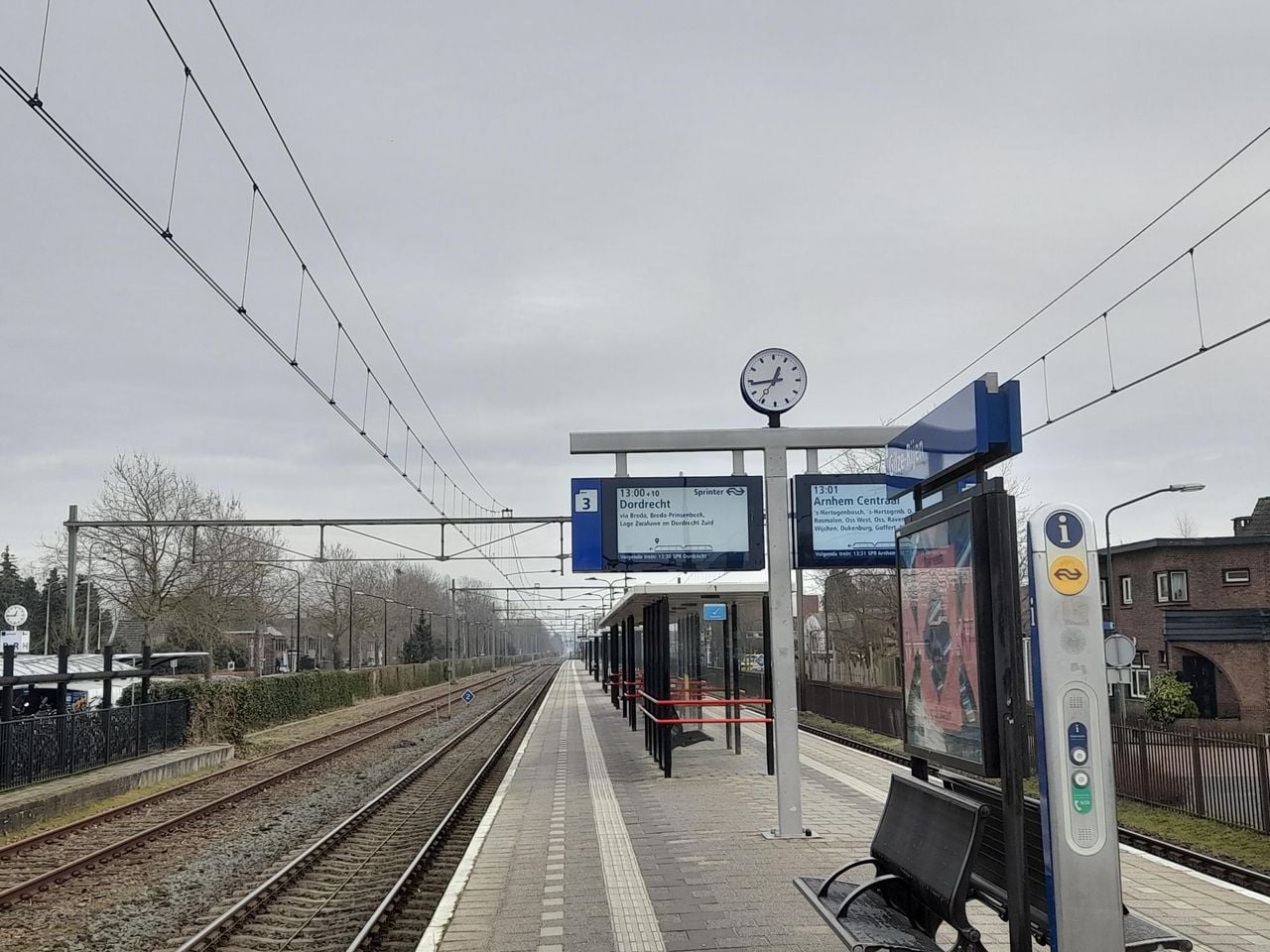 Het perron van station Gilze-Rijen (foto: Henk van Ingen)