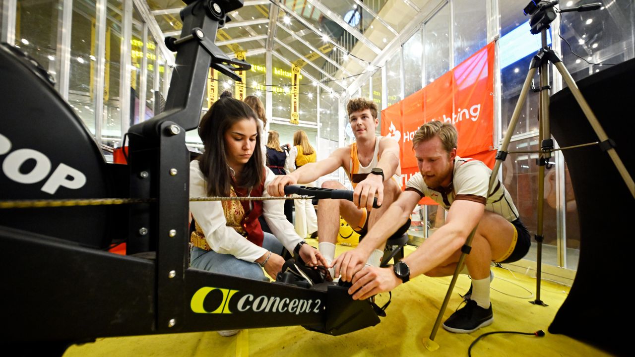 De studenten roeiden dag en nacht voor tien dagen lang (foto: Bart van Overbeeke).