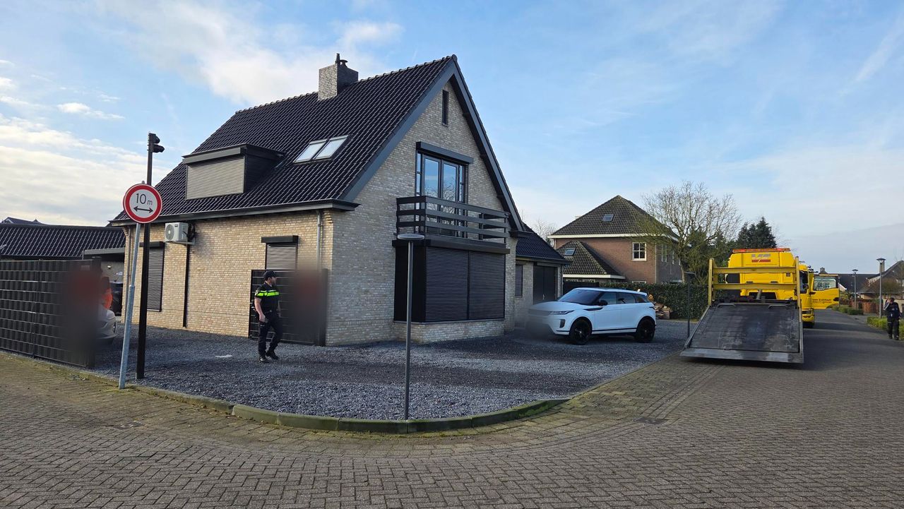 Politie bij het huis (foto: Noël van Hooft).
