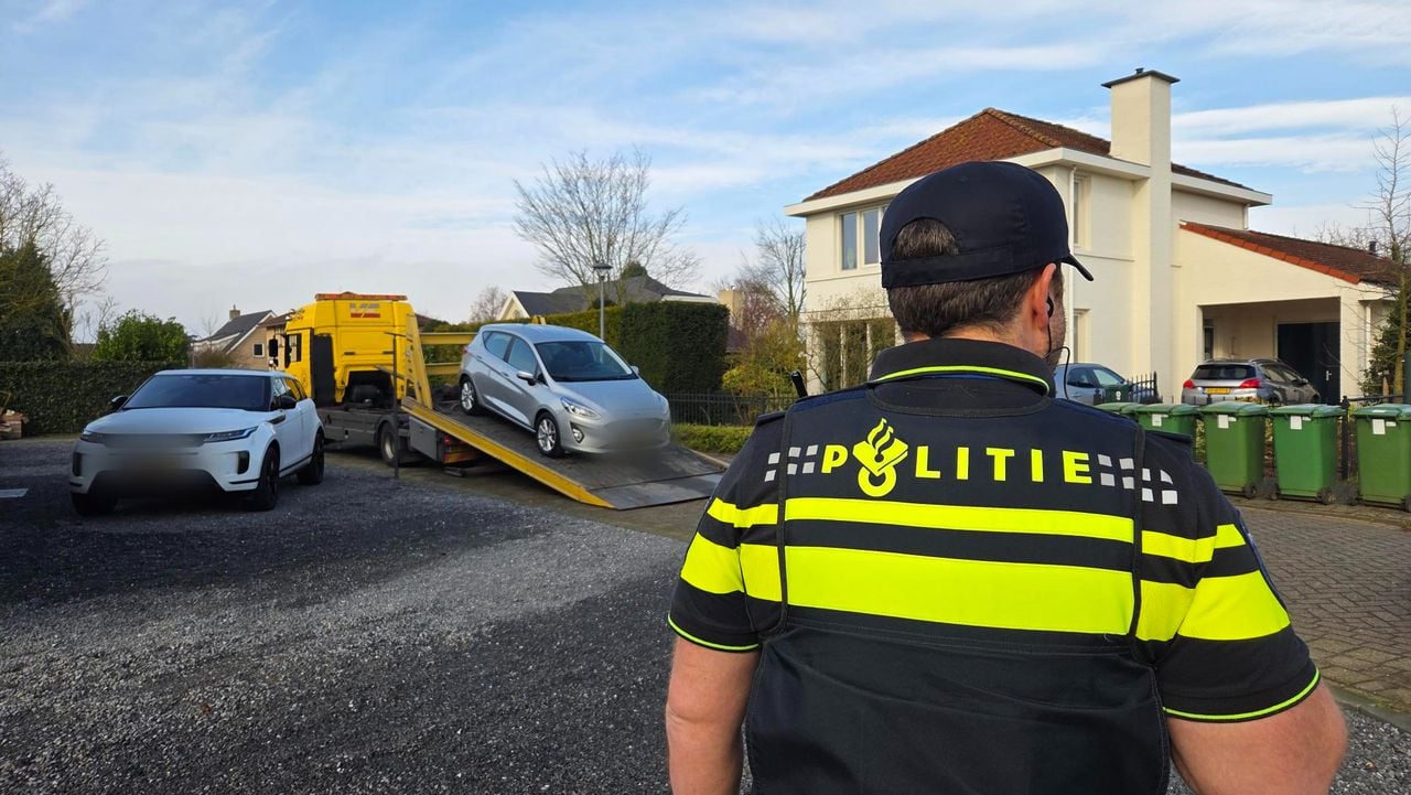 Politie bij het huis (foto: Noël van Hooft).