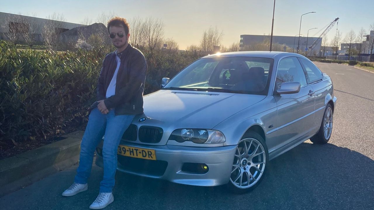 Yannick met zijn grote trots: zijn BMW (privéfoto).