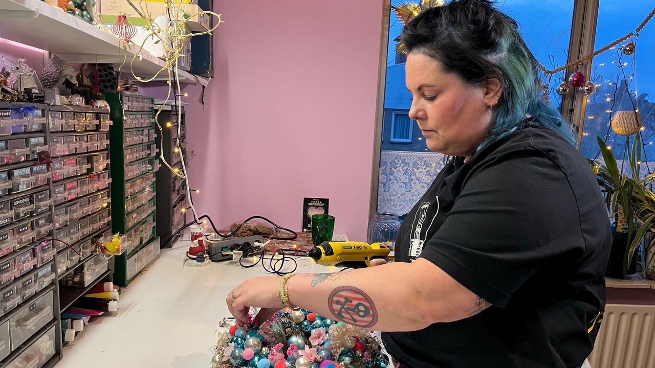 Als afleiding tegen de pijn maakt Lotje kransen in haar eigen atelier. (foto: Floortje Steigenga)