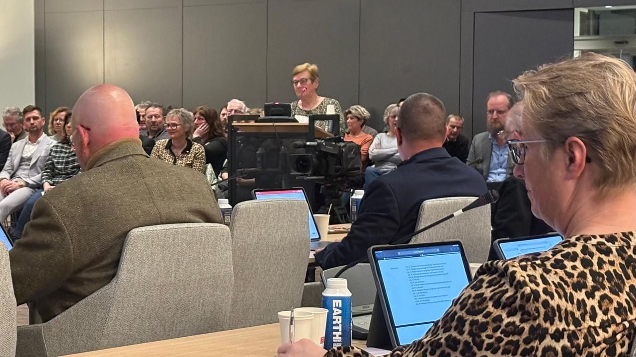 De inspraakavond over het azc in Heerle wordt massaal bijgewoond (foto: Erik Peeters).