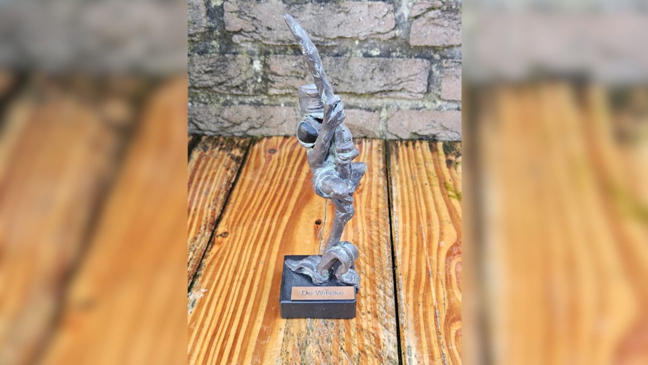 De Willeke heeft de vorm van een kikker met een veldwachterspak aan (foto: Stichting Kommissie Vastenaovond Dwergonië).