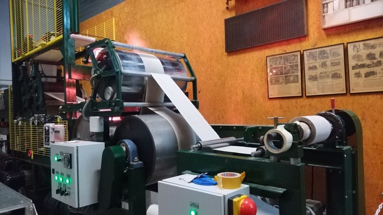 Papiermachine waar de pulp op gespoten wordt en vervolgens verwerkt tot nieuw textiel (foto: Millvision)