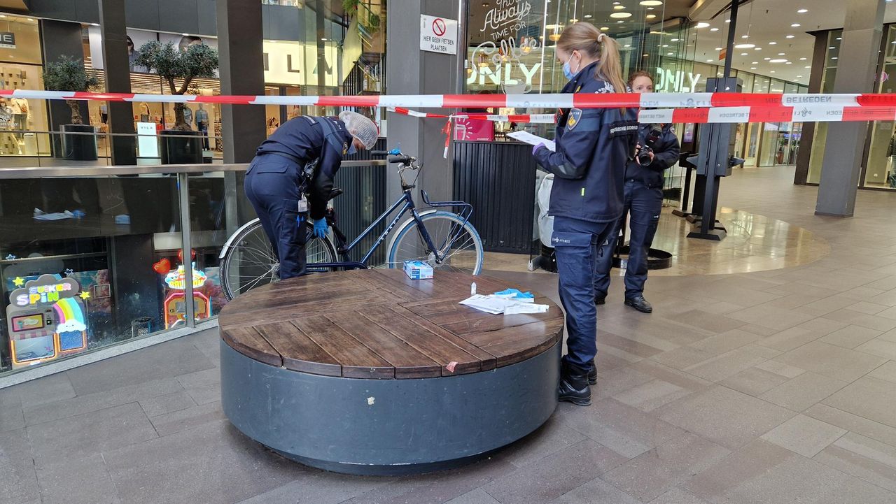 Onderzoek bij de fiets (foto: Tom Berkers).