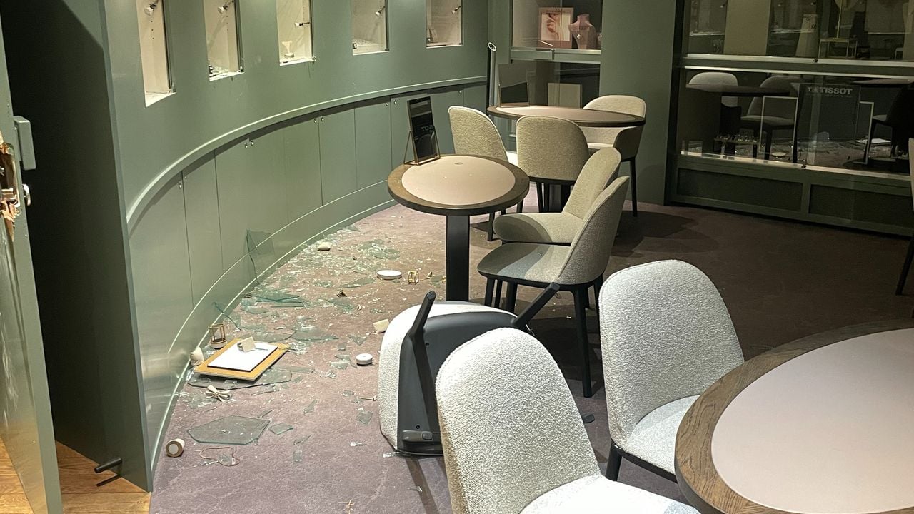 Glasscherven en omgevallen stoelen blijven over (foto: Raymond Merkx).