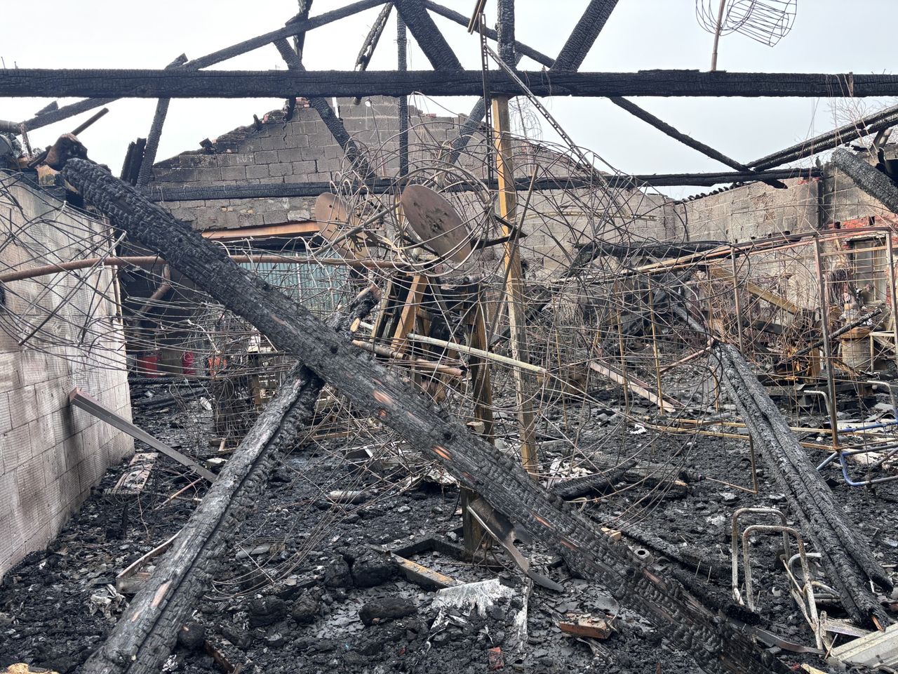 Het geraamte van de wagen is alleen nog over (foto: Ries van der Borst).