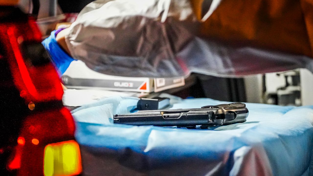 In de auto lag een vuurwapen (foto: SQ Vision).