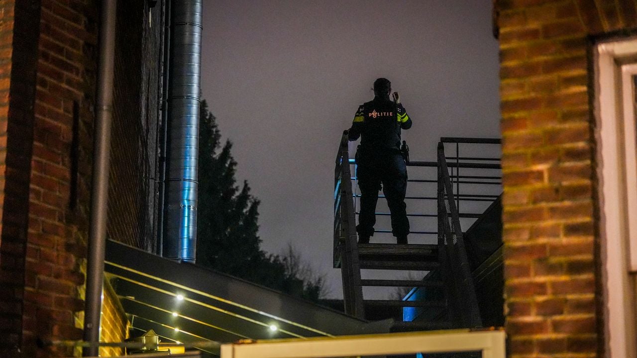 De politie zocht op daken en in huizen naar de verdachte (foto: SQ Vision).