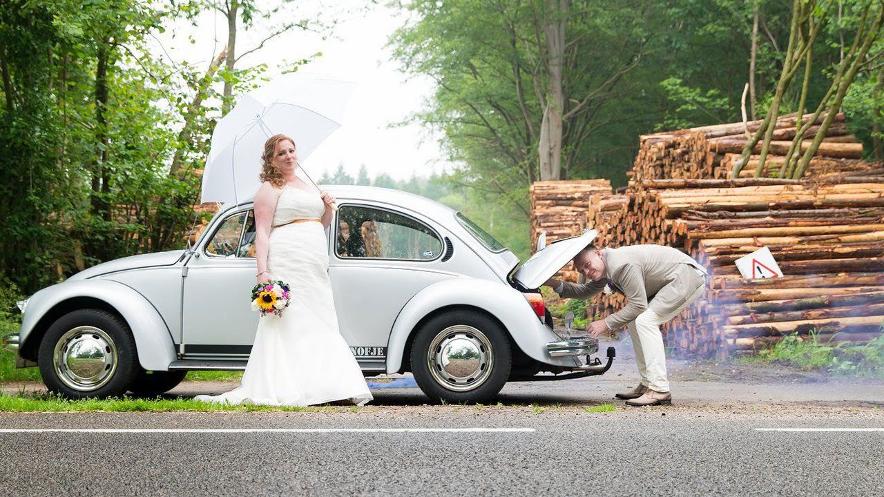 Evelien en Mark speelden hun ontmoeting na op hun bruiloft (privéfoto).