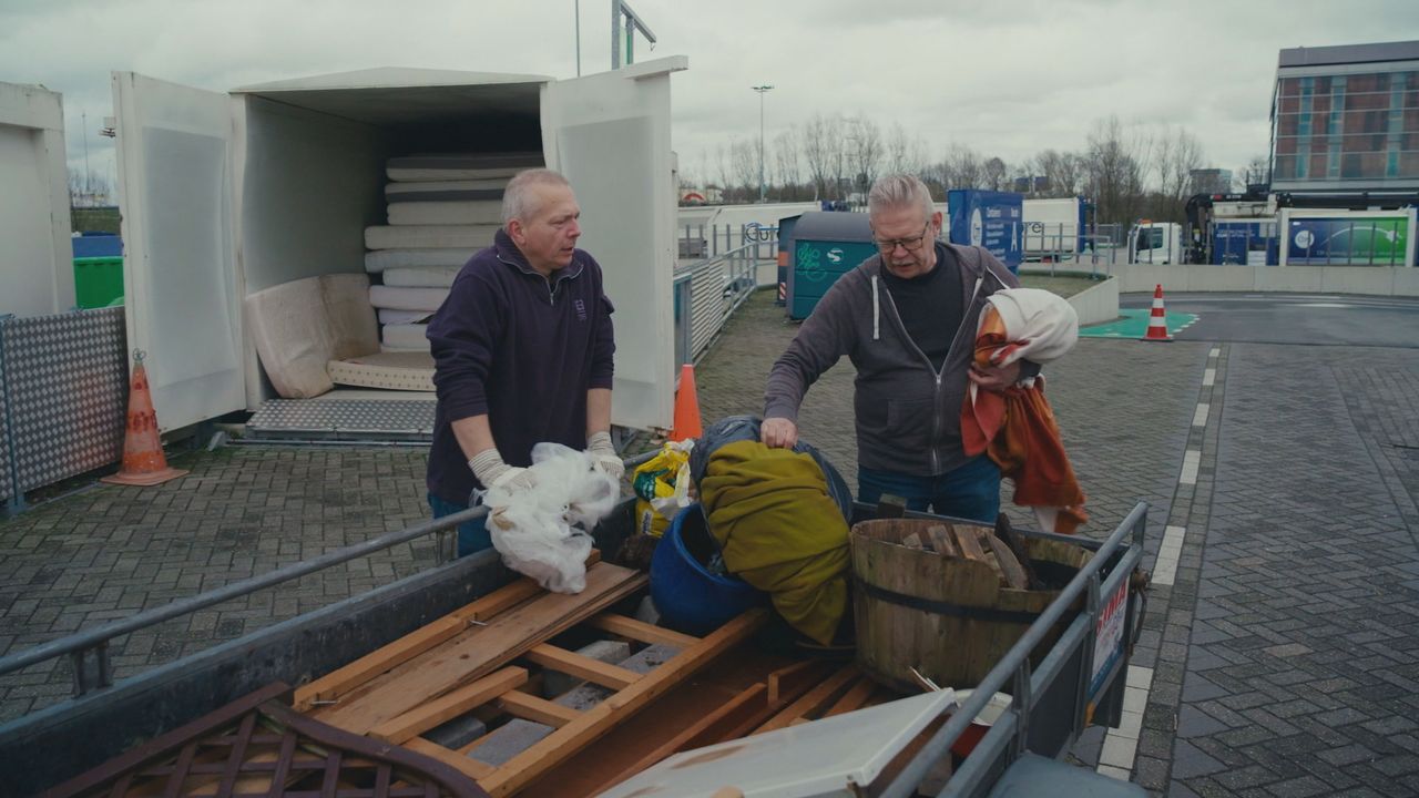 De aanhanger vol spullen doet de zoon denken aan zijn overleden vader (beeld: Omroep Brabant).