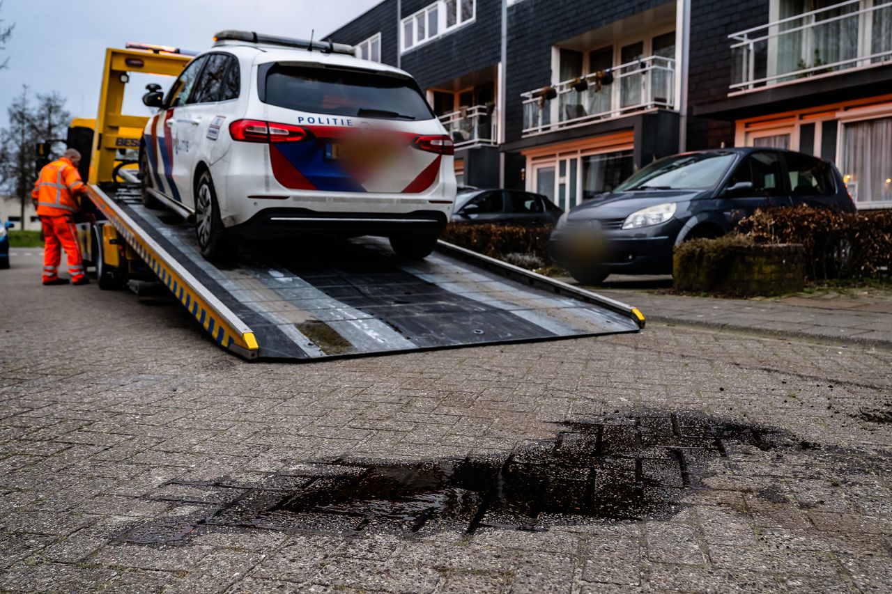 De politieauto lekte olie en kon niet meer verder rijden (foto: Jack Brekelmans/SQ Vision).