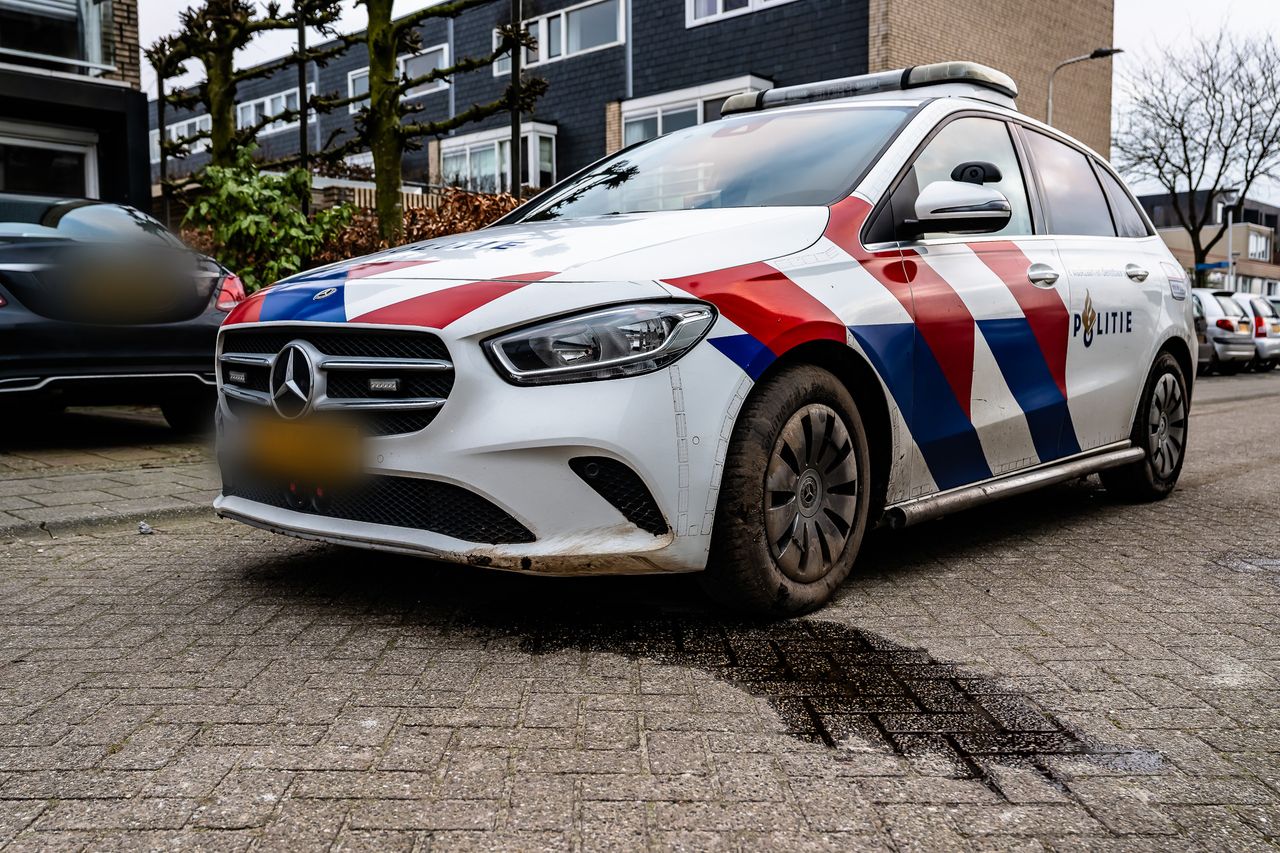 De politieauto raakte beschadigd bij de achtervolging (foto: Jack Brekelmans/SQ Vision).