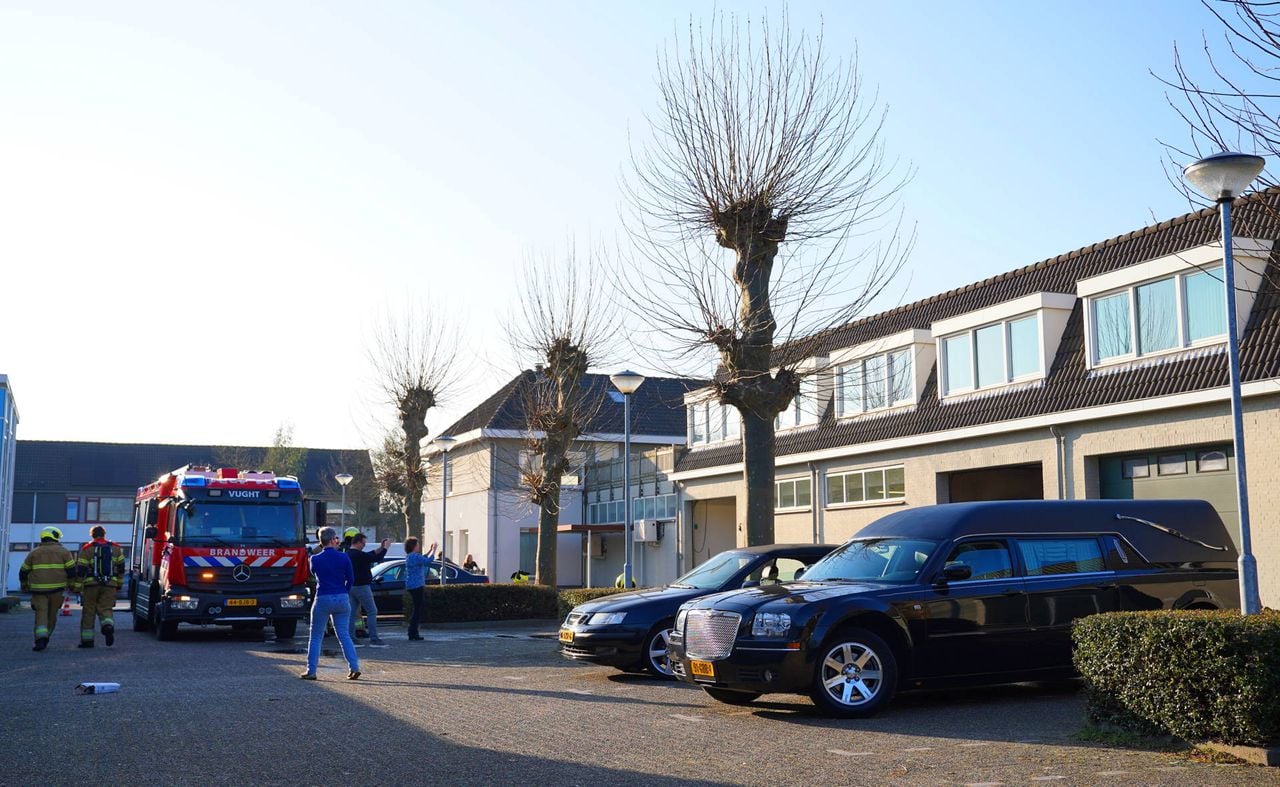 Uit voorzorg zijn de rouwauto's buiten gezet (foto: Bart Meesters / Persbureau Heitink).
