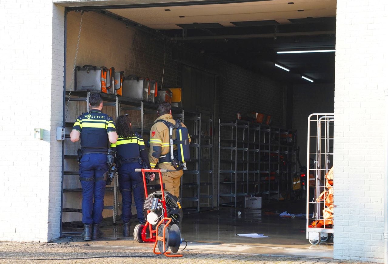 De brand ontstond bij PostNL (foto: Bart Meesters / Persbureau Heitink).
