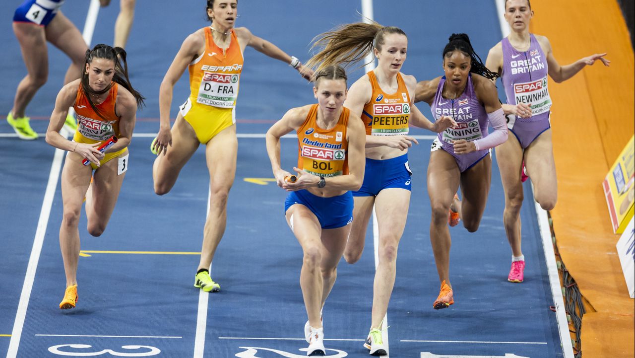Cathelijn Peeters en Femke Bol bij de wissel (foto: ANP).