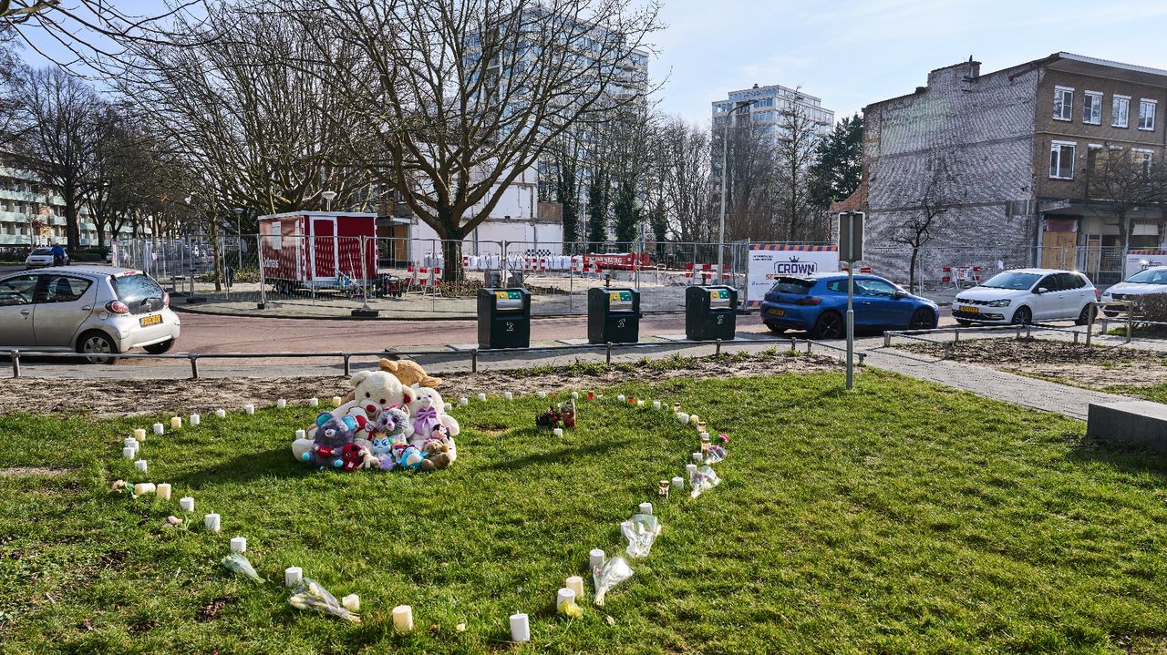 Gedenkplek bij de woningen aan de Tarwekamp (foto: ANP).