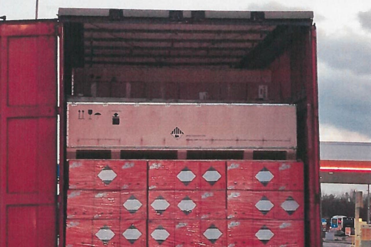 De aangehouden vrachtwagen (Foto: Koninklijke Marechaussee.)