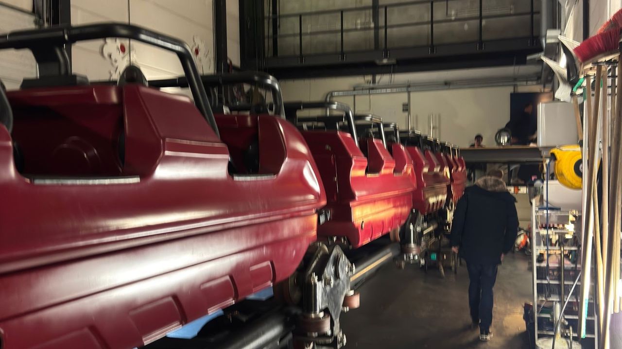 De karretjes van de achtbaan in het licht (Foto: Facebook/ Wesley Den Os.)