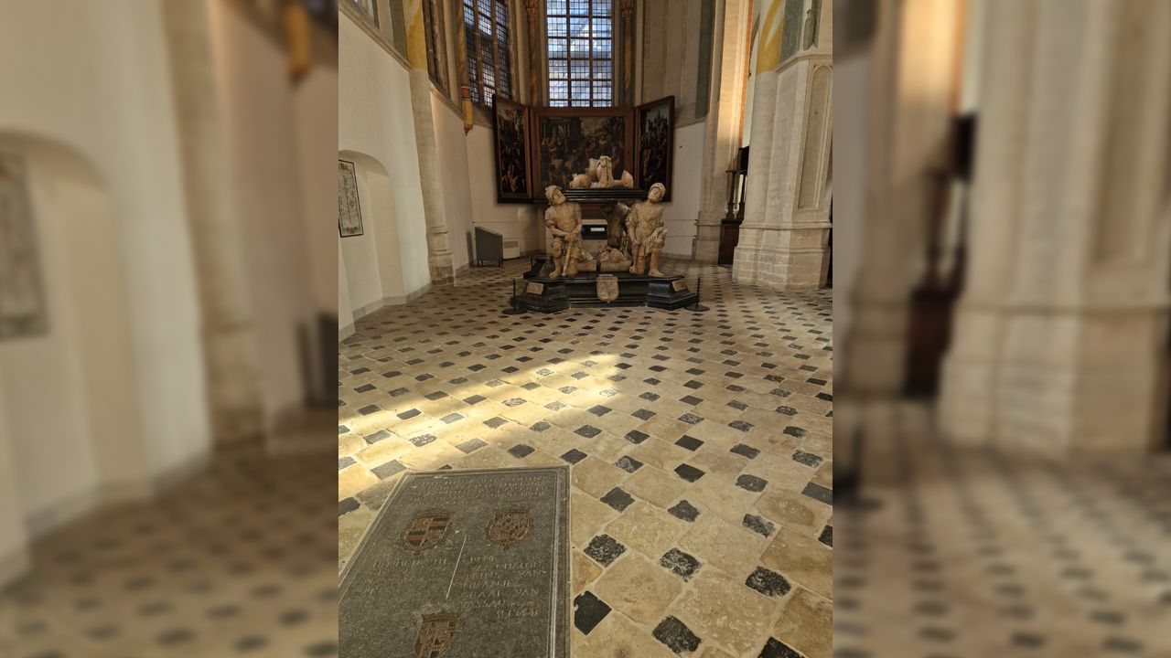 Praalgraf van Engelbrecht II van Nassau met op de voorgrond het graf van Anna van Egmond (foto: Henk van Ingen)