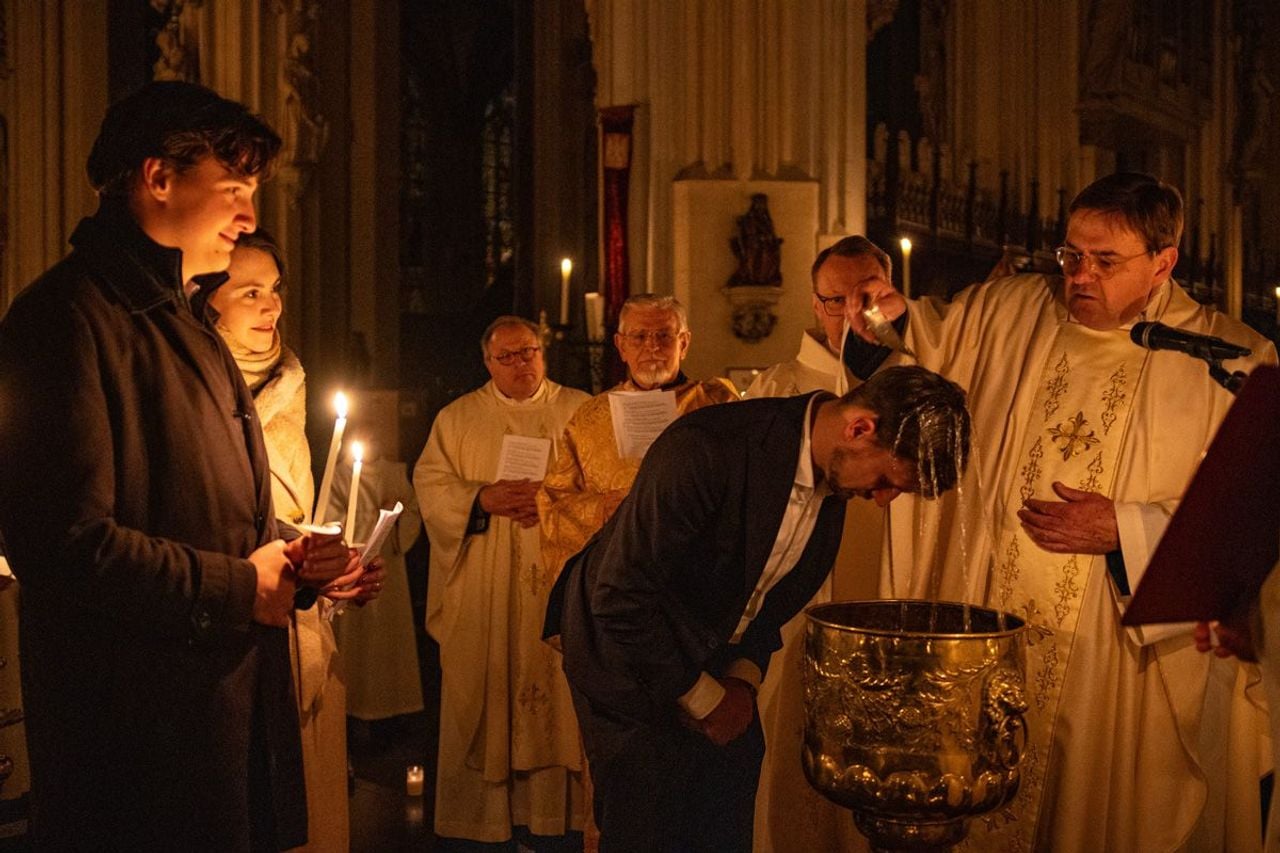 Jules wordt gedoopt door plebaan Vincent Blom (foto: privé).