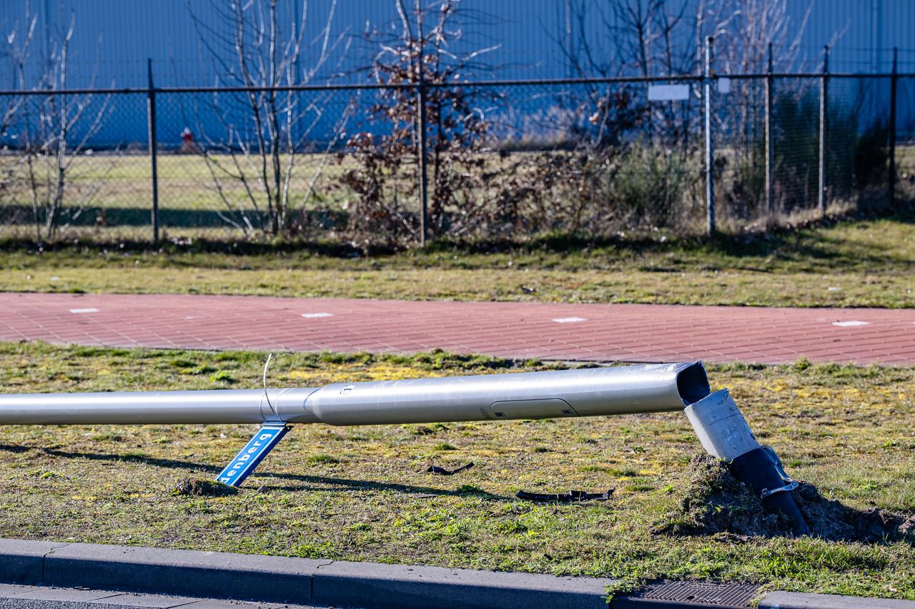 De lantaarnpaal die omver is gereden (foto: Jack Brekelmans Persburo BMS).