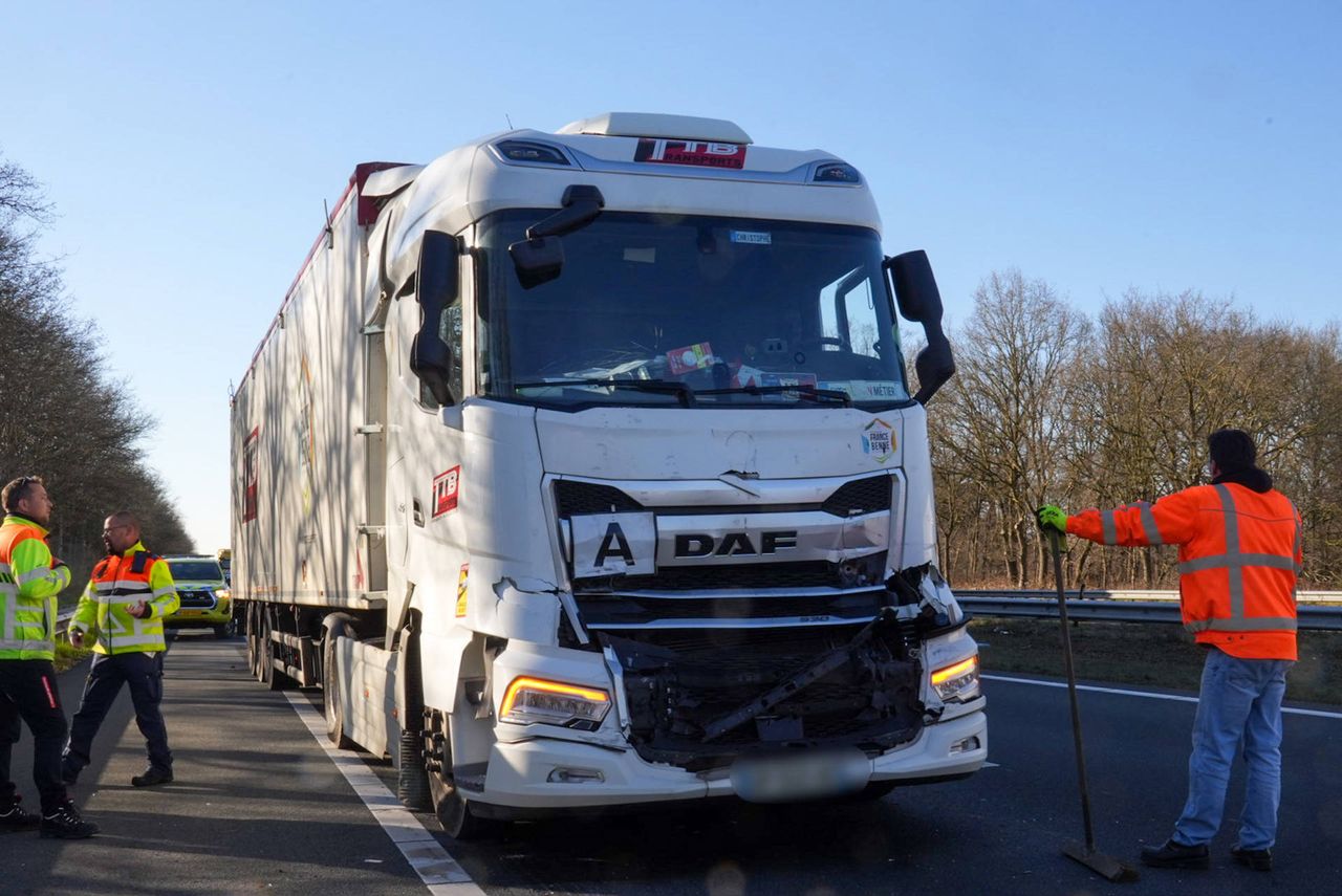 Twee vrachtwagens botsten op elkaar op de A67 bij Liessel (foto: Harrie Grijseels / Persbureau Heitink).