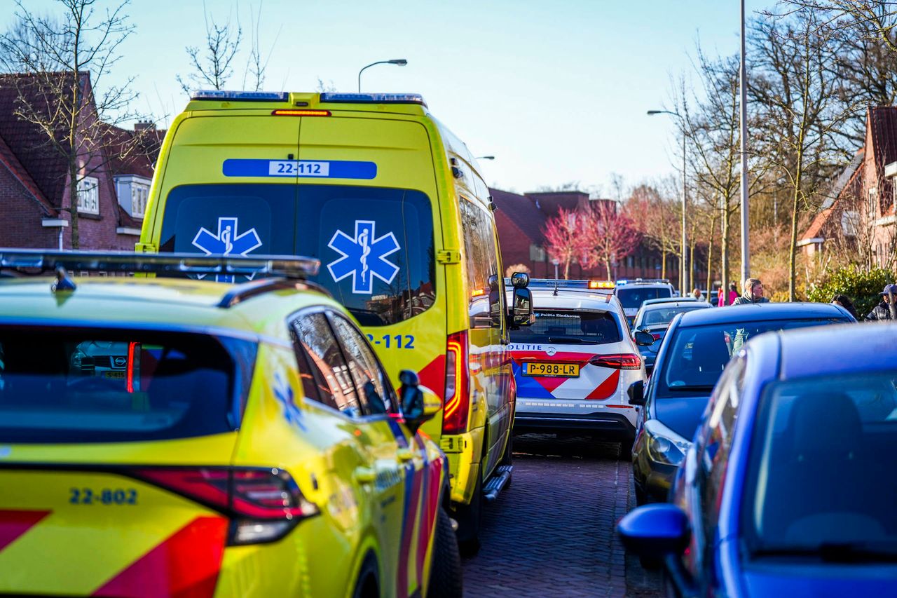 De man is met de ambulance naar het ziekenhuis gebracht ter controle (foto: Persbureau Heitink).