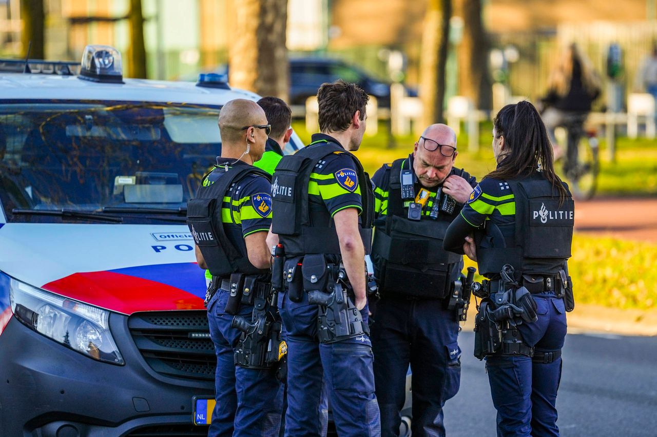 Agenten kamden de hele wijk uit om de verdachte op te speuren (foto: Persbureau Heitink).