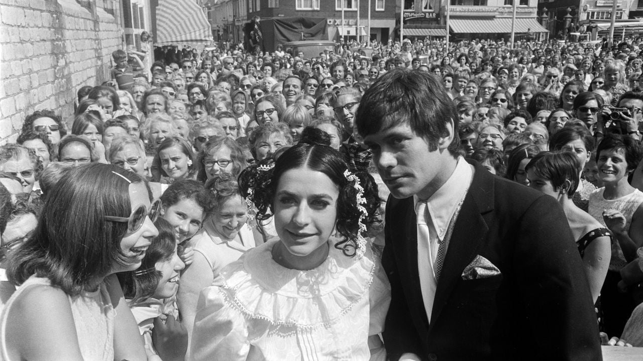 Rob de Nijs en Elly Hesseling tijdens hun trouwdag in 1968 in Bergen op Zoom (foto: ANP).