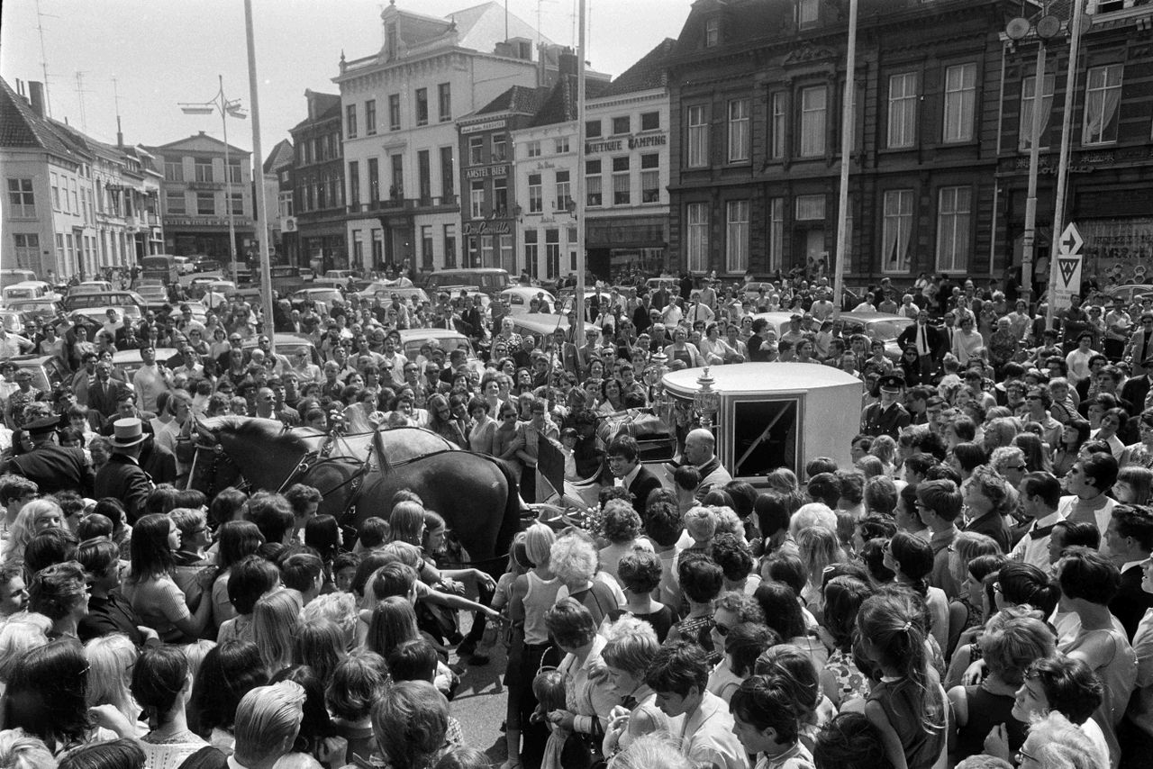 De koets kan nauwelijks de Grote Markt op van Bergen op zoom door de massale belangstelling (foto: ANP).