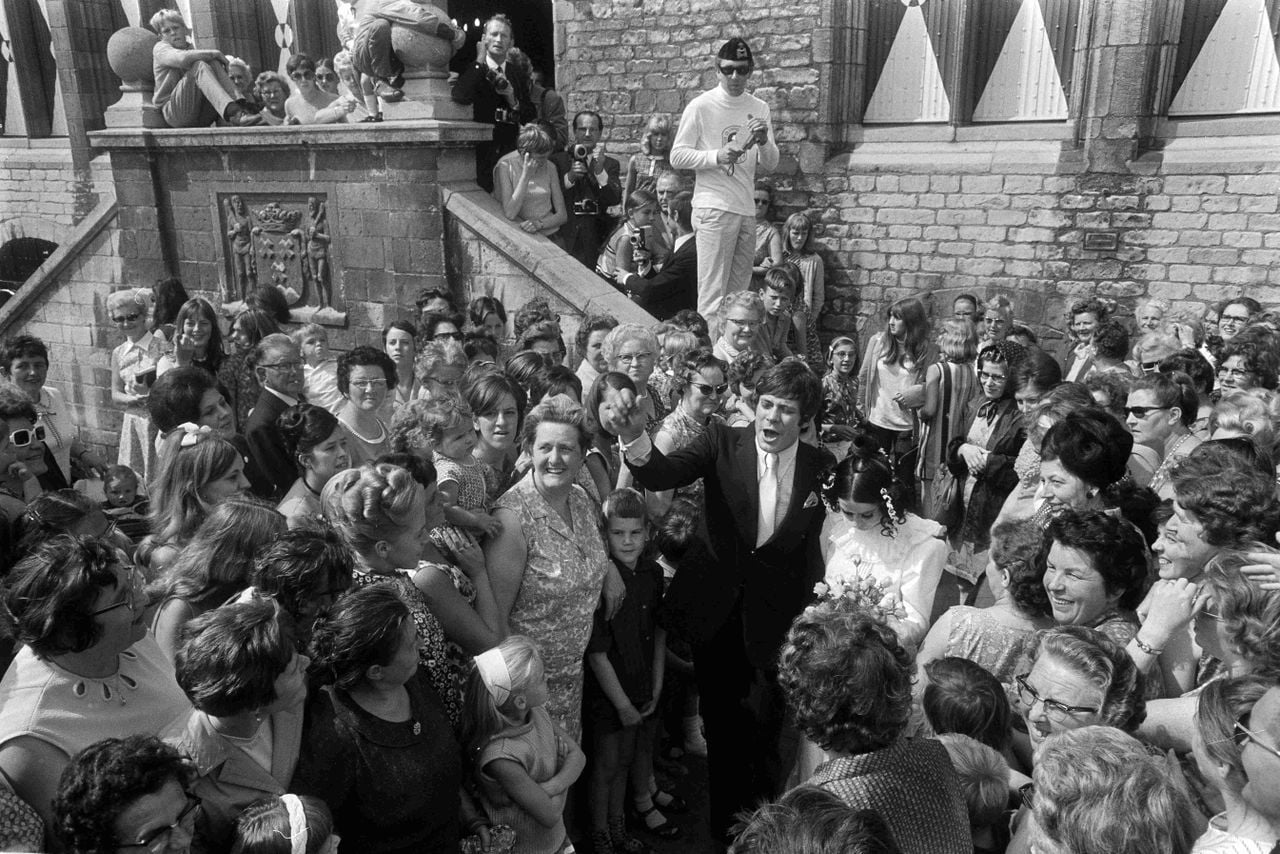 Vrouwen drommen om Rob de Nijs met zijn nieuwbakken vrouw Elly Hesseling (foto: ANP).