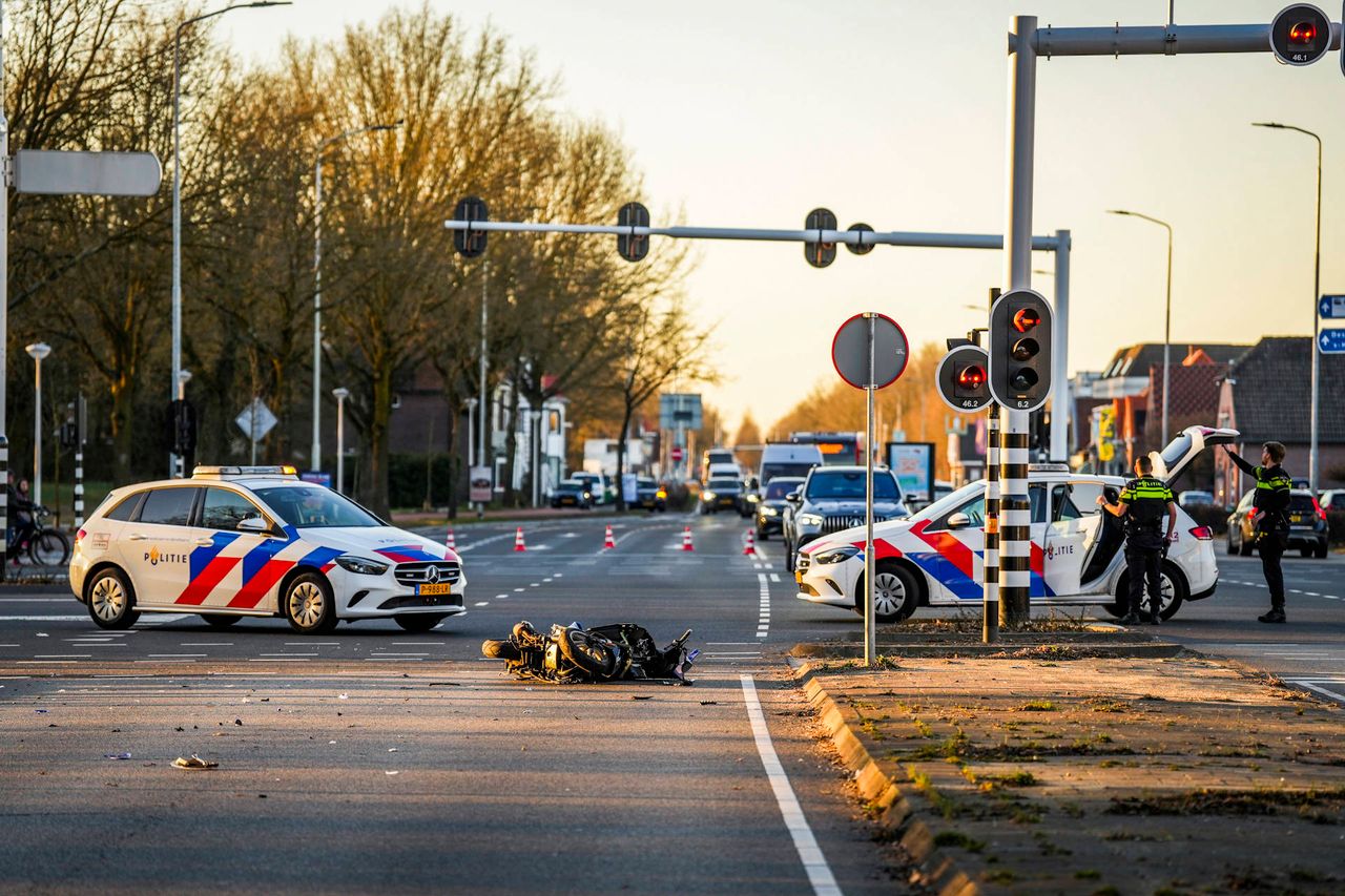 Het ongeluk gebeurde op de kruising van de Boschdijk en Marathonloop (foto: Persbureau Heitink).