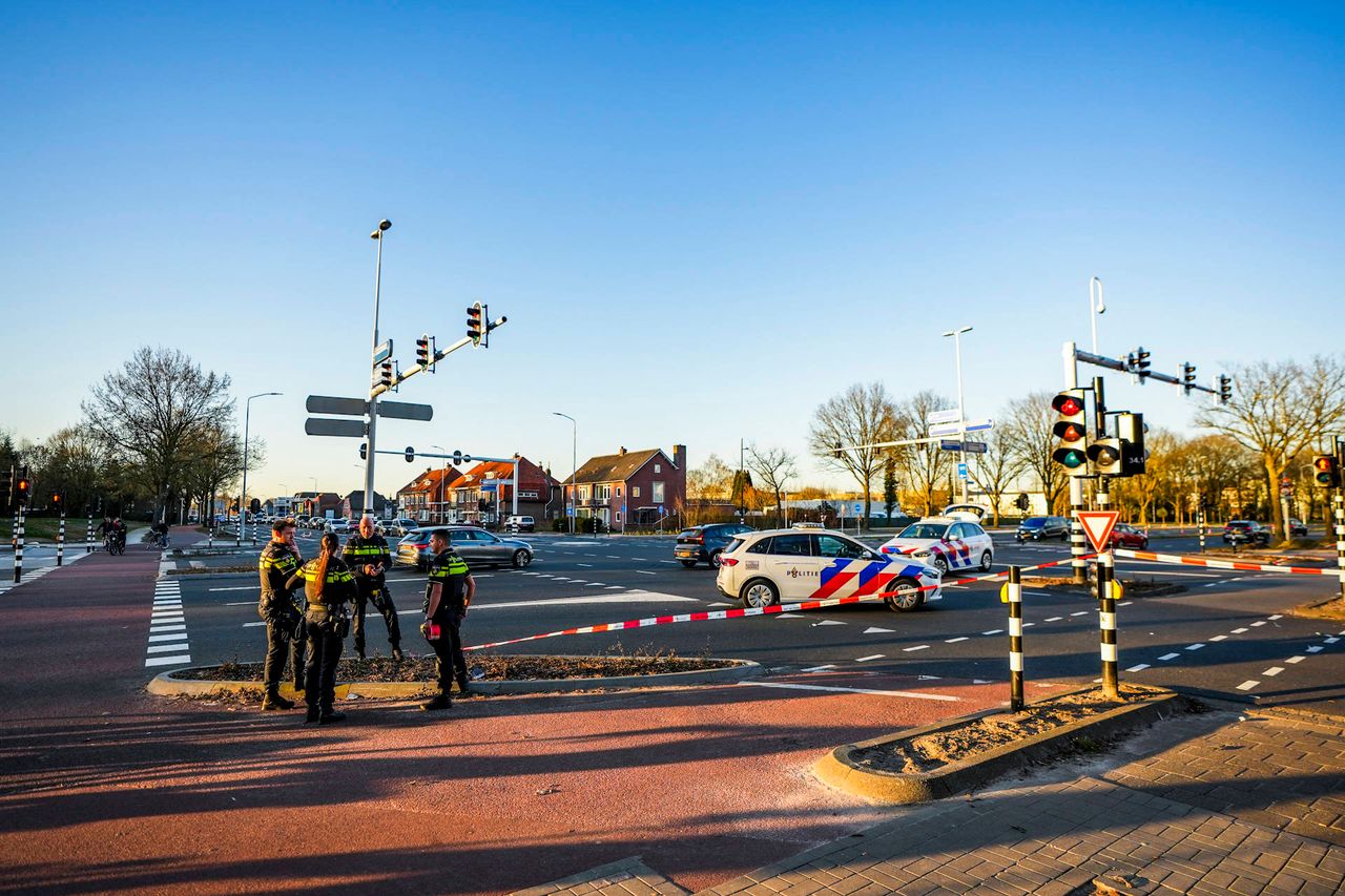 De weg blijft nog even afgesloten richting het centrum voor sporenonderzoek (foto: Persbureau Heitink).