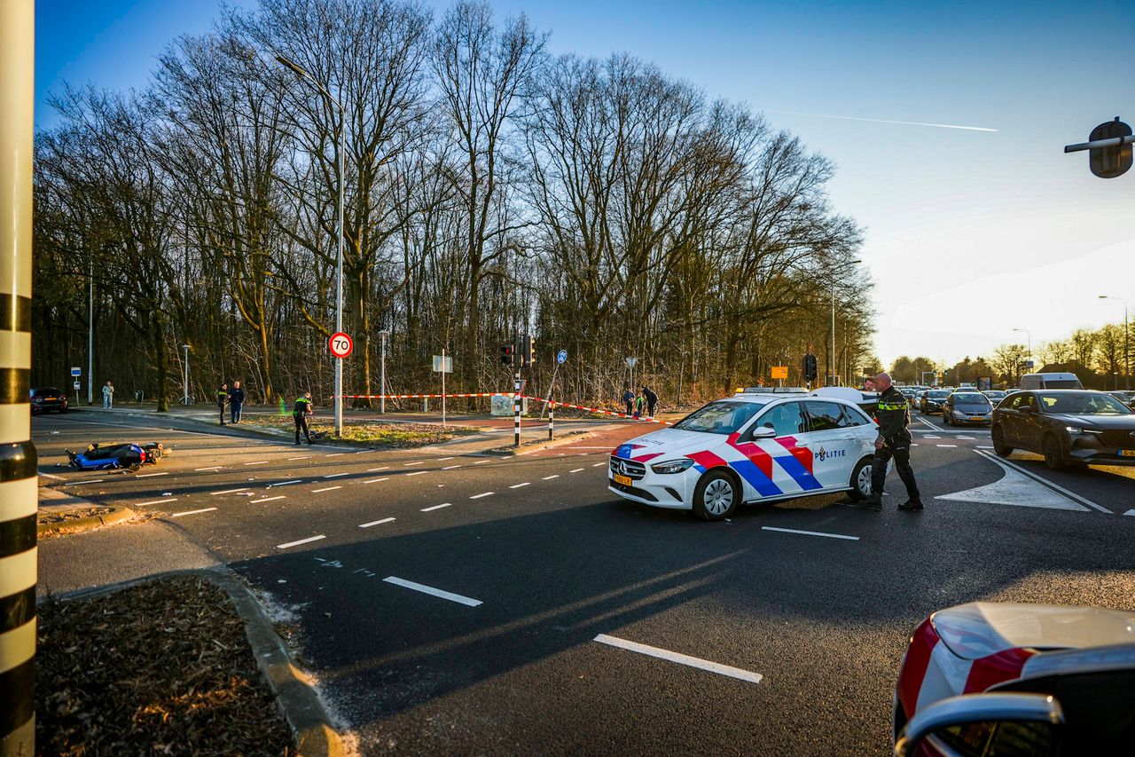 De bestuurder van de auto is meegenomen naar het politiebureau voor een verhoor (foto: Persbureau Heitink).
