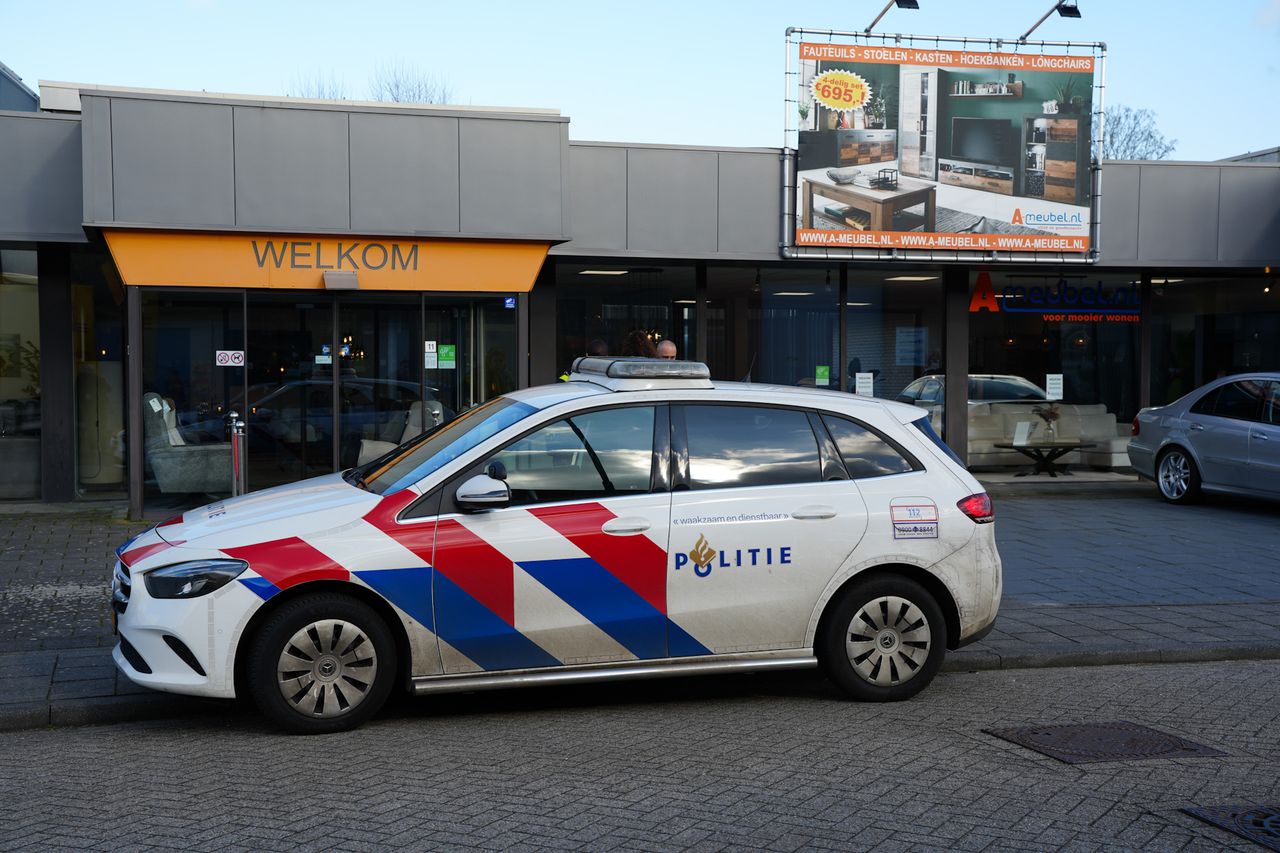 De politie is met vier auto's op zoek naar de overvallers (foto: SQ Vision/Erik Haverhals).