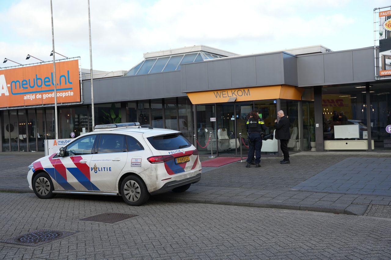 De medewerker van de meubelzaak werd bedreigd met een vuurwapen (foto: SQ Vision/Erik Haverhals).