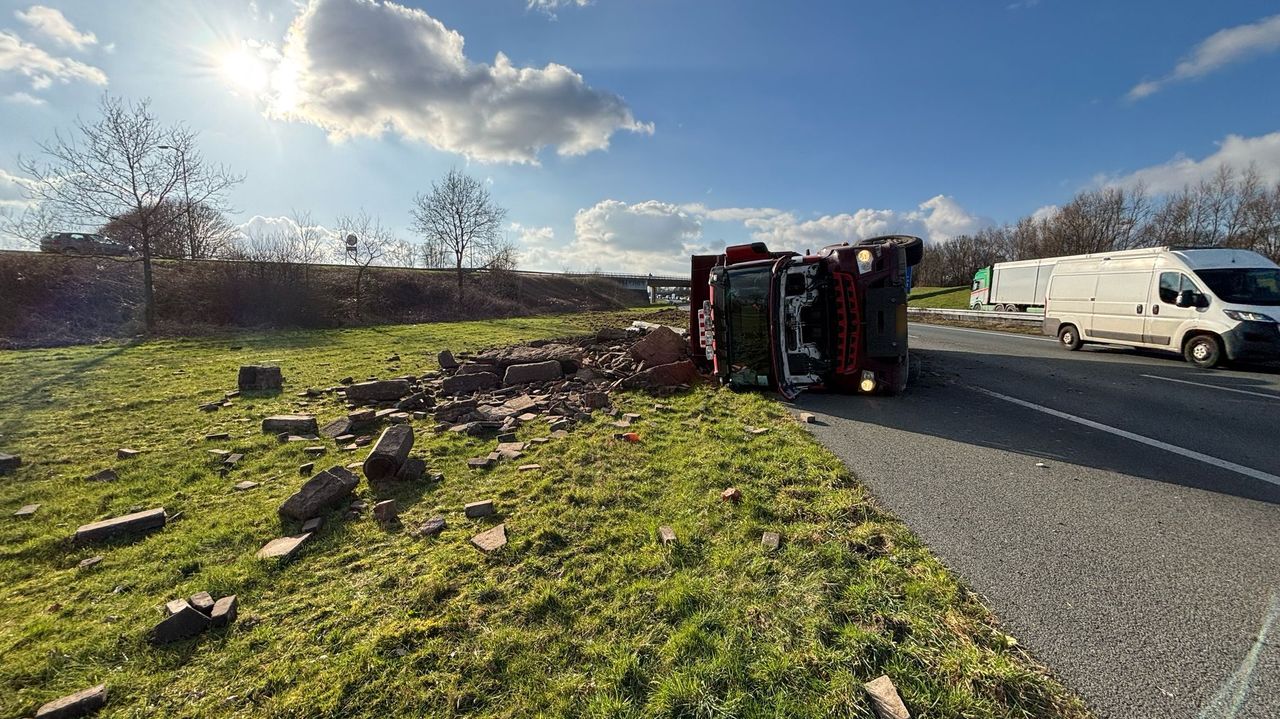 De weg ligt vol met betonnen stenen (foto: Rijkswaterstaat).
