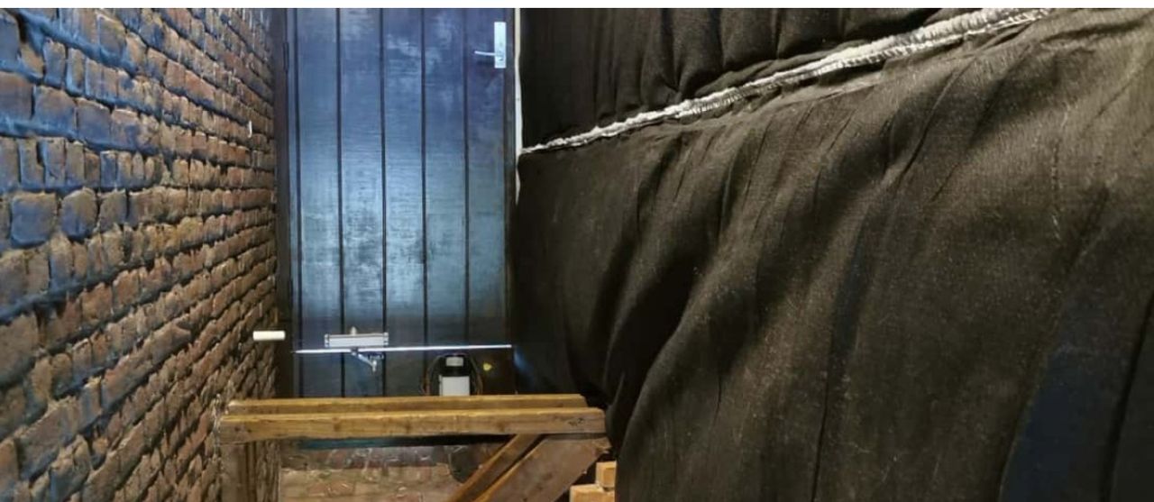 De klimaatklussers isoleren poorten (foto: Klimaatklussers)