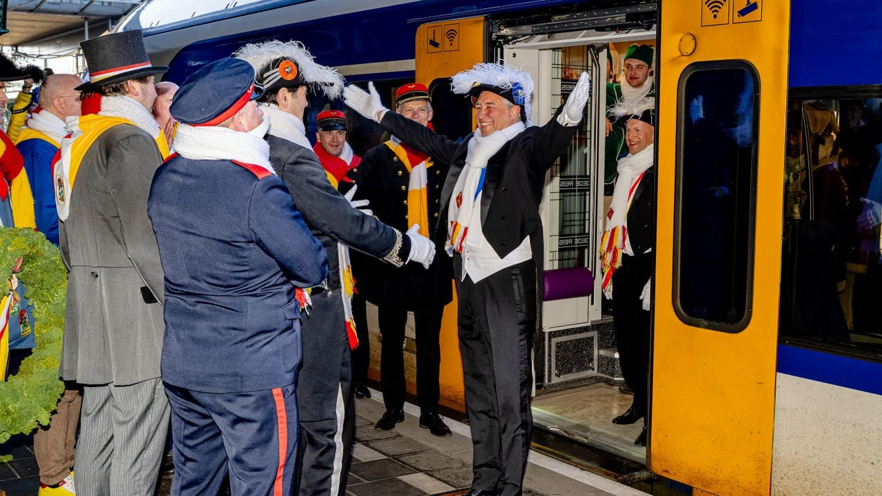 Prins Amadeiro XXVII komt voor het eerst aan met de hoftrein (foto: Eye4vision)