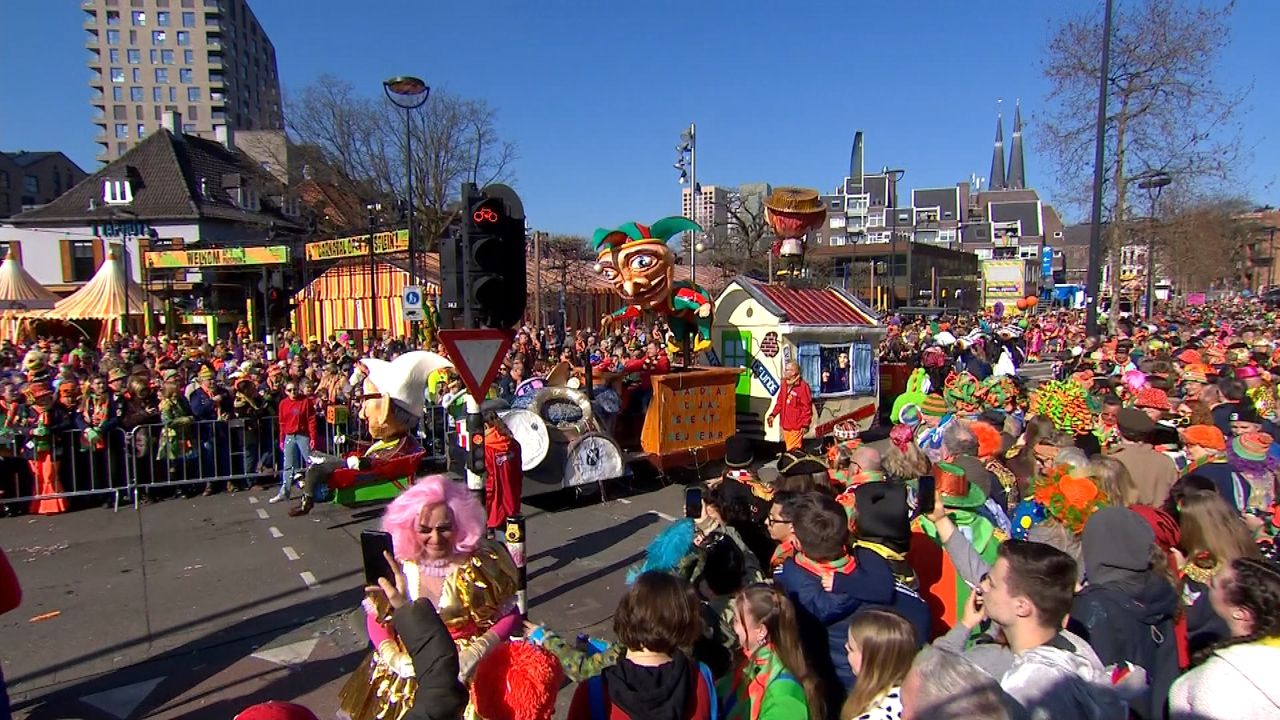 Rijen dik langs de kant bij D'n Opstoet in Kruikenstad.