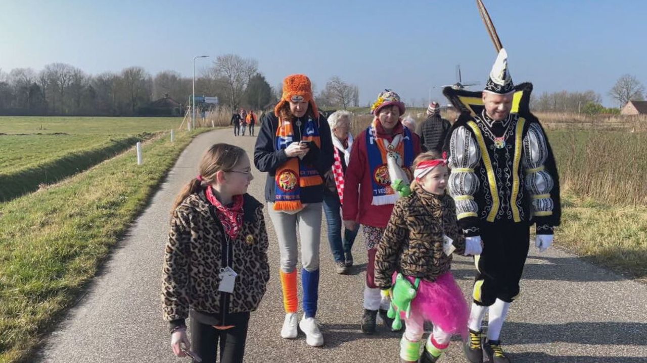 Prins Ronnie de eerste met zijn dochter vooraan de Prinsenloop.