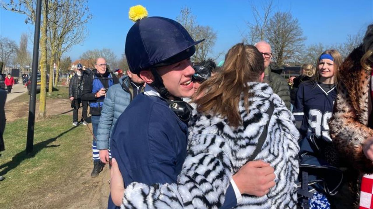De ontlading was groot toen Bas zijn familieleden in de armen sloeg (foto: Jos Verkuijlen).