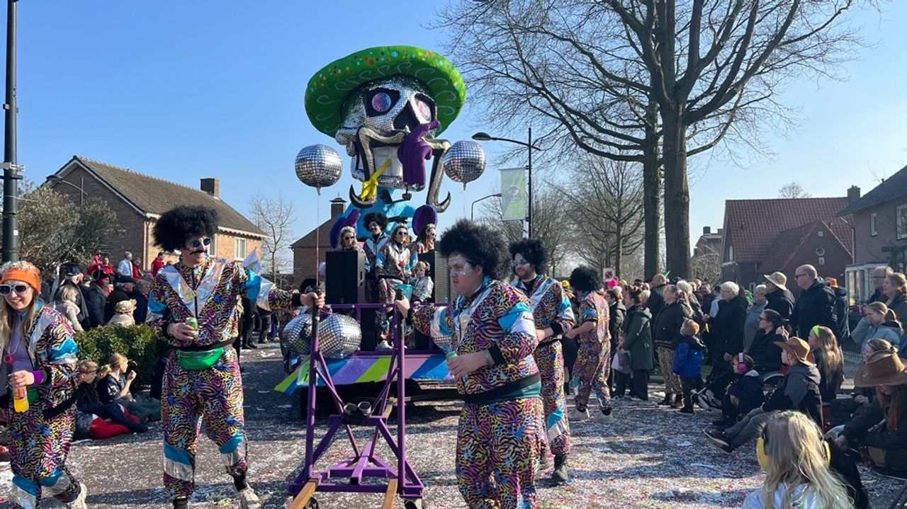 Jong en oud staat te kijken (foto: Jos Verkuijlen).