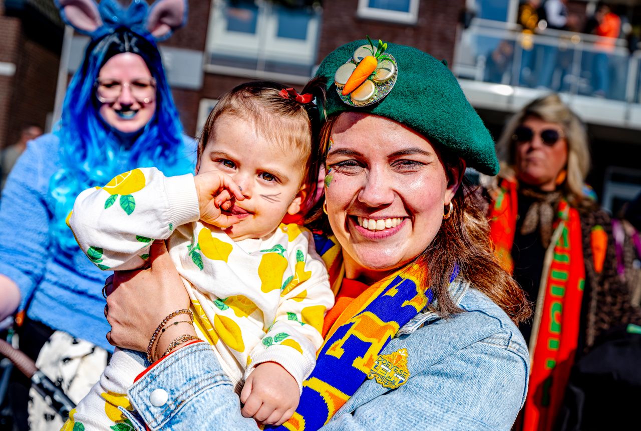 Genieten tijdens de optocht in Peejenland (foto: Marcel van Dorst/EYE4images).