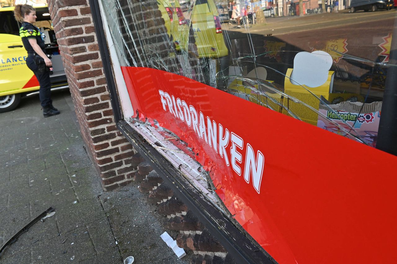 De ruit is helemaal kapot en gebogen (foto: Perry Roovers / Persbureau Heitink).